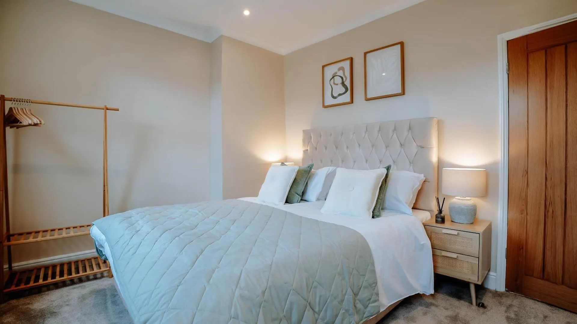 The Mayfield Townhouse - Central Harrogate - 3 Bedrooms With Garden 0*,  United Kingdom