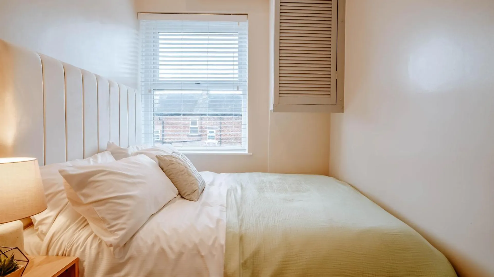 The Mayfield Townhouse - Central Harrogate - 3 Bedrooms With Garden 0*,