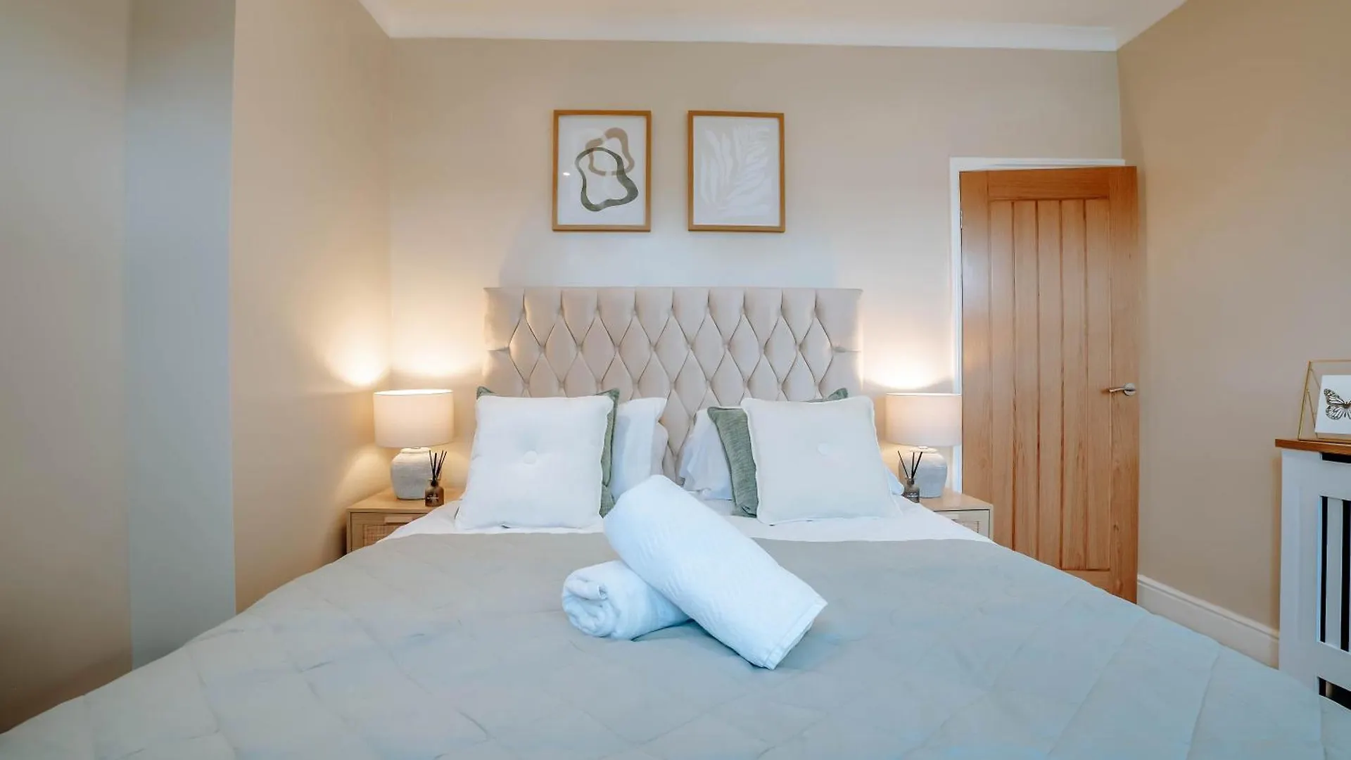 The Mayfield Townhouse - Central Harrogate - 3 Bedrooms With Garden 0*,  United Kingdom