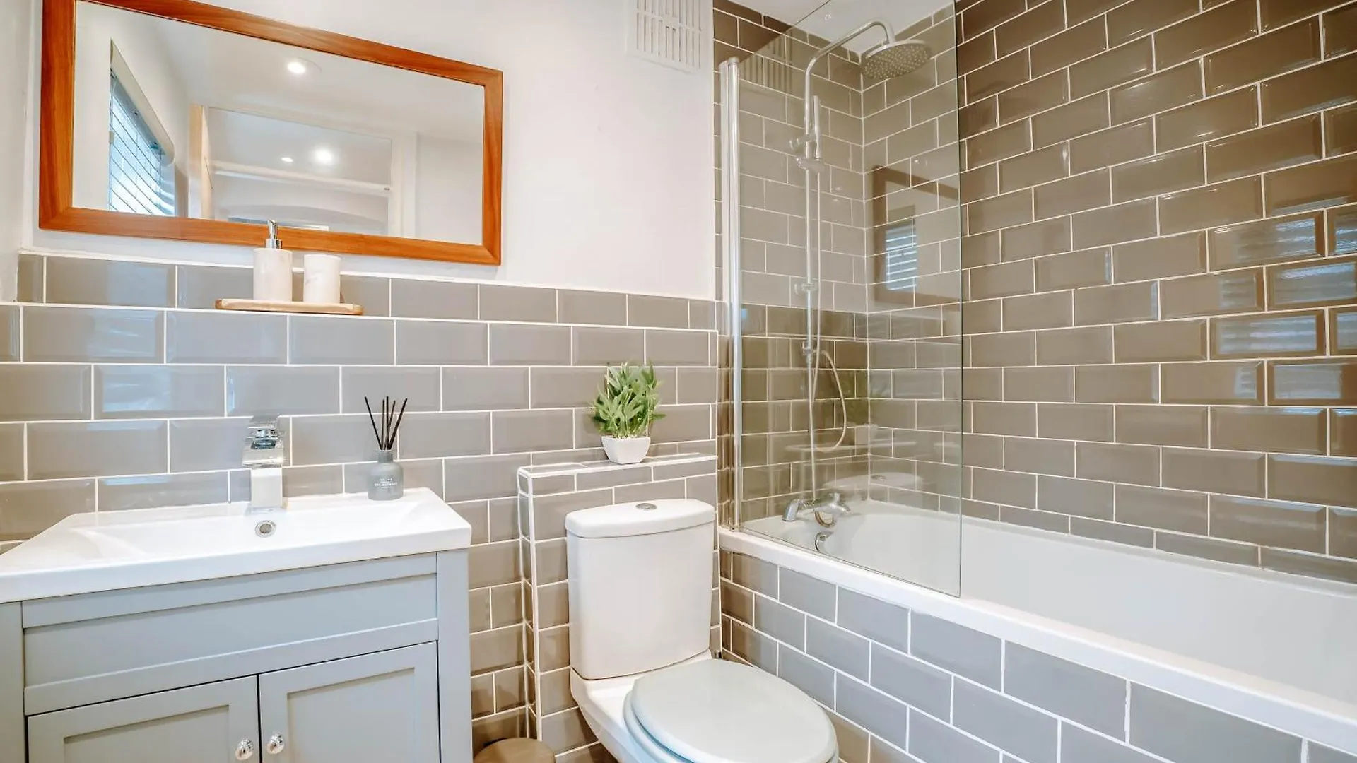 Holiday home The Mayfield Townhouse - Central Harrogate - 3 Bedrooms With Garden